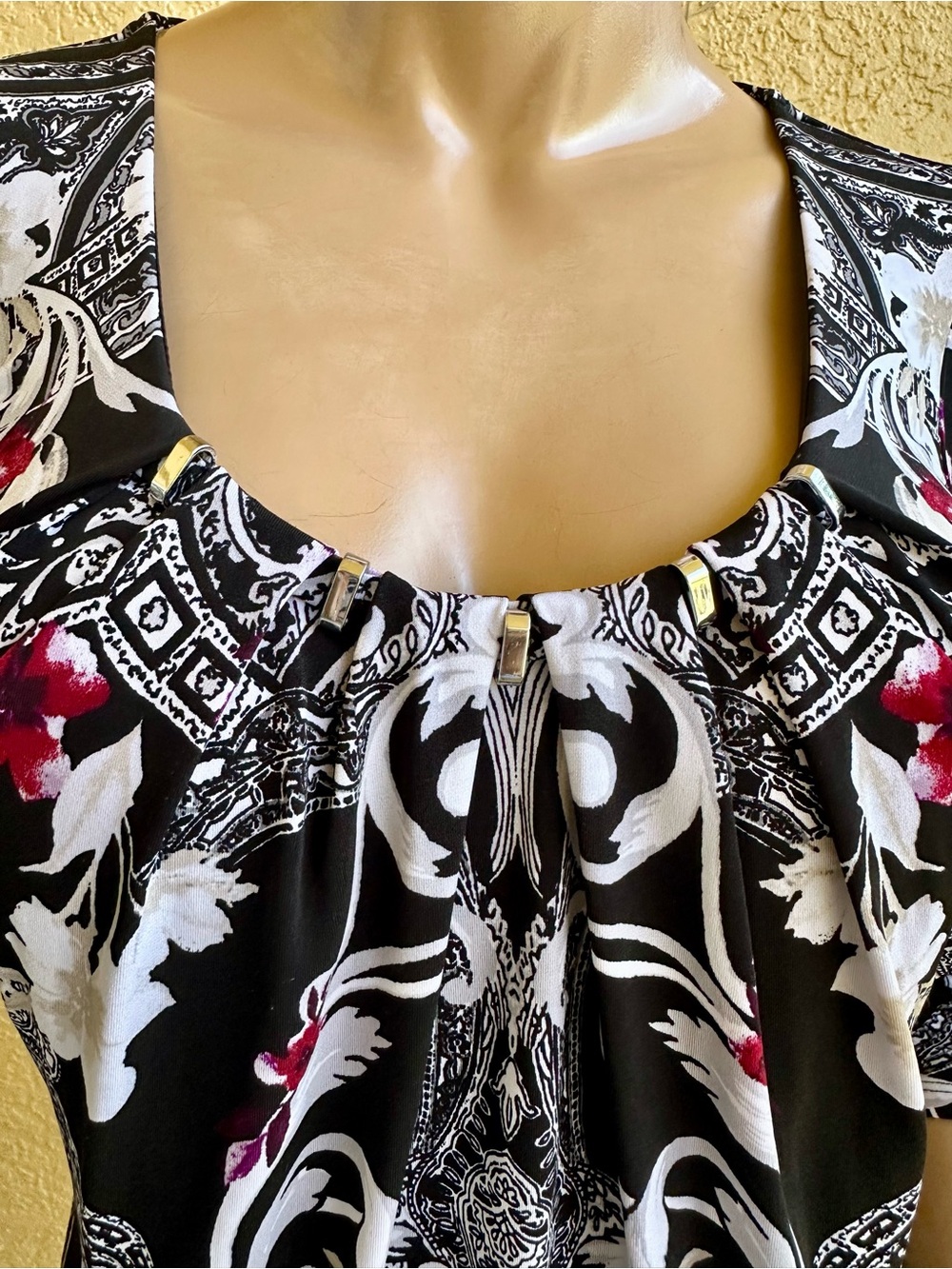 WH/BM floral top with silver metal accents - Picture 4 of 10